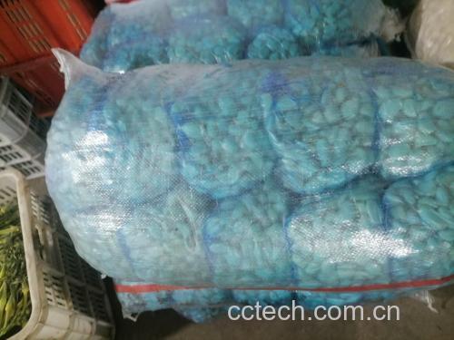 展示一组发绿蒜米与正常蒜米对比的照片,背景为厨房操作台 蒜米发绿现象