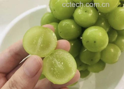 阳光玫瑰葡萄陈列在高端水果柜台中,搭配精致标签与灯光设计,突出其品质感 阳光玫瑰葡萄在高端水果店展示