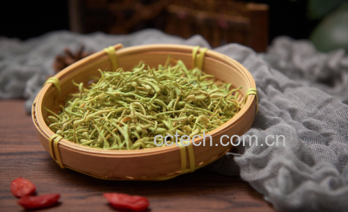 黑枸杞与菊花、红枣、决明子等中药材一起泡茶的画面,背景为木质桌面,营造自然养生氛围 黑枸杞与其他食材搭配示意图