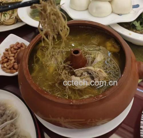 一碗热气腾腾、色泽金黄的鱼腥草根煲鸡汤特写 鱼腥草根煲鸡汤成品图
