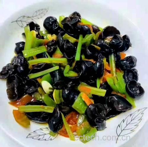 白背毛木耳与青椒、蒜末搭配炒制完成,色泽鲜亮,香气扑鼻 白背毛木耳家常做法