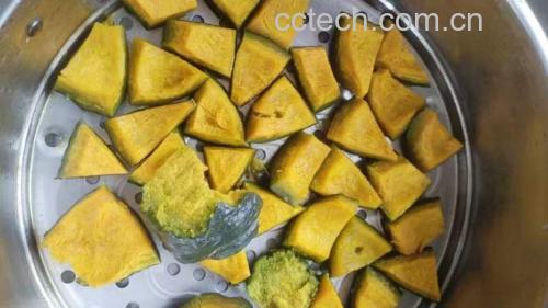 营养师手写膳食记录本特写，页面标注“晚餐方案：贝贝南瓜150g（蒸）+ 鲈鱼100g + 西兰花200g + 橄榄油5g”，旁注“总能量368kcal，碳水38g，GI值35，适合T2DM稳定期”