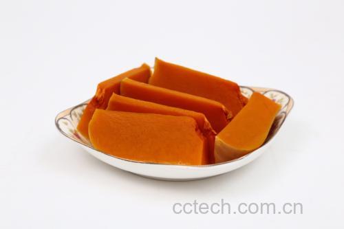 新鲜奶油南瓜被切成均匀小块,整齐摆放在蒸盘上,背景为白色厨房台面,光线柔和,突出南瓜橙黄色泽 奶油南瓜切块蒸制过程