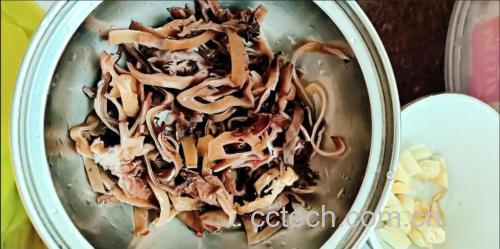 黑木耳肉丝翻炒过程