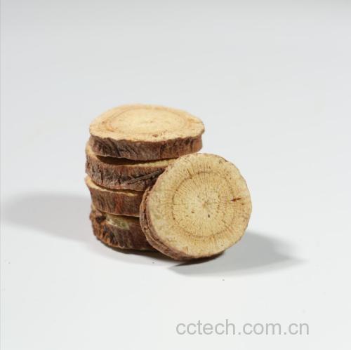 自制四白面膜调制过程,展示中药材粉与蜂蜜、液体调和的步骤 自制四白面膜调制过程