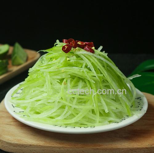 一盘色彩清新的凉拌菜,翠绿的黄瓜丝与棕黑色的毛木耳均匀混合,点缀红椒丝和蒜末,盛放在白色瓷盘中,背景为简约厨房台面,体现家庭健康饮食场景 黄瓜拌毛木耳成品图