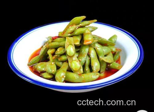 瓷盘中盛满蒸好的肉末毛豆,色泽鲜亮,肉末与毛豆交融 成品肉末蒸毛豆特写图