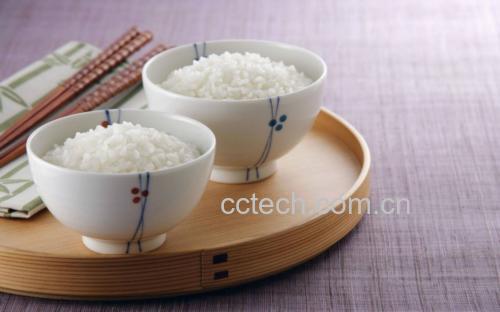 一碗色泽鲜亮的酸辣圆包菜摆放在餐桌上,旁边有米饭和筷子 酸辣圆包菜成品图