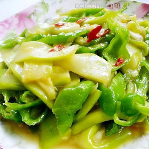 大青椒与红椒差异化烹饪场景图:左侧展示大青椒生食沙拉搭配,右侧呈现红椒热炒虾仁的经典中式做法,强调两种食材在实际厨房中的功能分工 厨房场景中红椒与大青椒的不同烹饪应用:左侧玻璃碗盛放切丝的大青椒沙拉(配柠檬汁、紫洋葱),右侧不粘锅中红椒条与虾仁、橄榄油同炒,锅气升腾