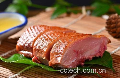 鹅肉煸炒过程,加入姜葱和调料翻炒 鹅肉煸炒过程