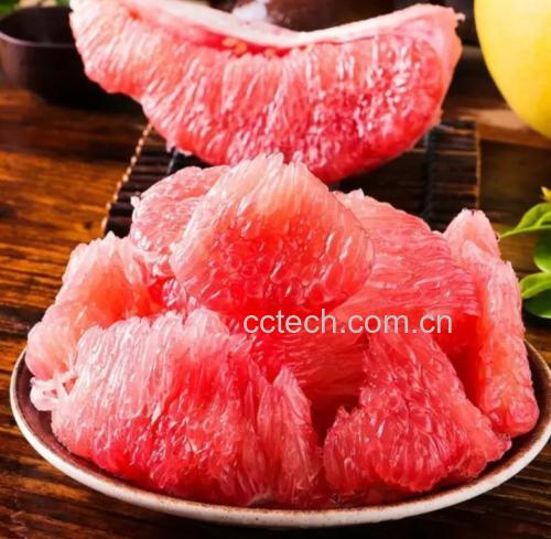 展示新鲜红心柚果肉与果皮分离的过程 红心柚果肉与果皮分离