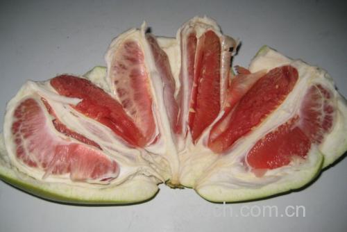 展示几种不同品质蜜柚对比图,包括果皮颜色、手感、重量等方面 蜜柚选购指南示意图