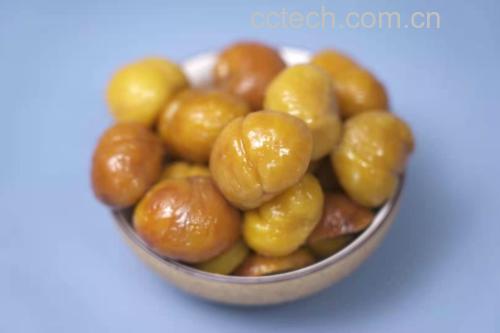 板栗南瓜片与糙米饭混合摆放在餐盘中,体现健康饮食搭配理念 板栗南瓜与糙米饭搭配示意图