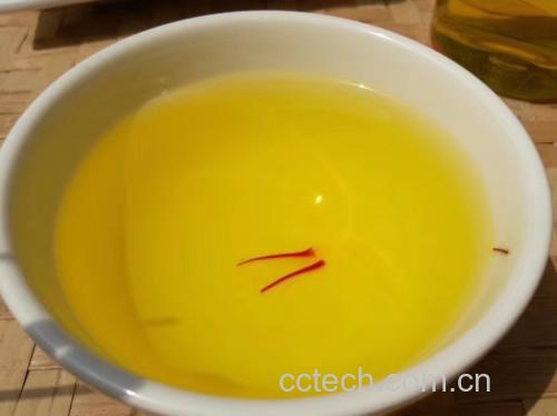 分步操作图:左图-砂锅中浙贝母饮片加水没过2cm,已煮沸15分钟;中图-滤出药汁倒入玻璃杯,温度计显示58℃;右图-将3根藏红花置入杯中,加盖闷浸,计时器显示18分钟。所有器具洁净,背景为木质料理台 浙贝母与藏红花分步冲泡示意图