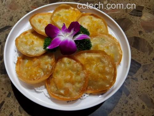 一盘煎至金黄色的韭菜饺子摆盘精美,表面微焦酥脆,旁边配有蘸料碟 煎得金黄的韭菜饺子