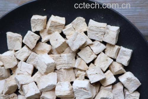 野生黑玛卡常见的形态包括干燥根块、切片和粉末,适用于泡水、炖汤、制作饮品等多种烹饪方式 野生黑玛卡干片与粉剂展示图
