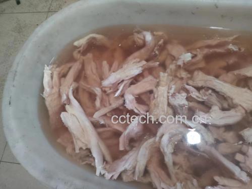 展示牛肚清洗过程中使用面粉和醋搓洗的步骤 牛肚清洗过程