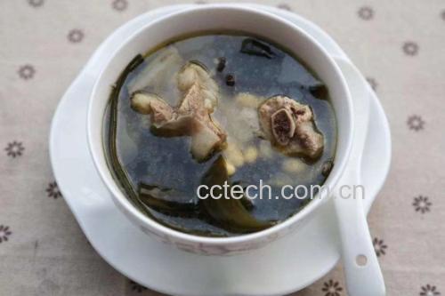 一碗热腾腾的海带排骨汤,汤色清澈,海带与排骨清晰可见 海带排骨汤成品图
