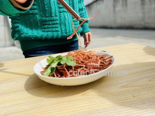 厨师正在用筷子顺时针方向搅拌香芹猪肉馅,碗中可见肉馅逐渐起胶的过程 香芹猪肉馅搅拌过程图