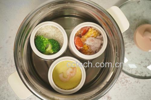 展示多个菠菜卷整齐摆放在竹制蒸屉上,接口朝下,周围有少量葱花点缀,蒸锅已冒白气,背景为燃气灶明火,体现正在加热状态 菠菜卷摆放入蒸锅的过程