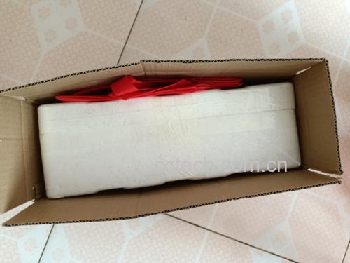 图片说明:多个品牌的脆枣包装排列在超市货架上,标签清晰可见 超市货架上的脆枣包装特写