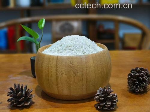 一碗盛好雪梨猪肺汤的瓷碗,旁边放着筷子和餐巾纸,背景温馨居家 雪梨猪肺汤盛装图