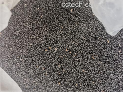 饼状图展示每100克黑芝麻中脂肪、碳水化合物、蛋白质、水分及其他成分的重量占比,脂肪部分占据最大区域,颜色为深黄色,碳水为浅棕色,蛋白质为橙色,清晰标注各数值百分比 黑芝麻宏观营养比例图