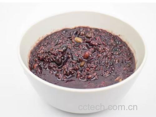 黑芝麻与黄豆在料理台上准备打豆浆 黑芝麻与黄豆在料理台上准备打豆浆
