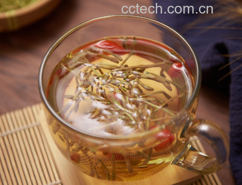 展示冲泡后的茉莉花茶汤色清澈透亮,茶叶在水中舒展开来,散发淡淡花香 茉莉花茶冲泡效果