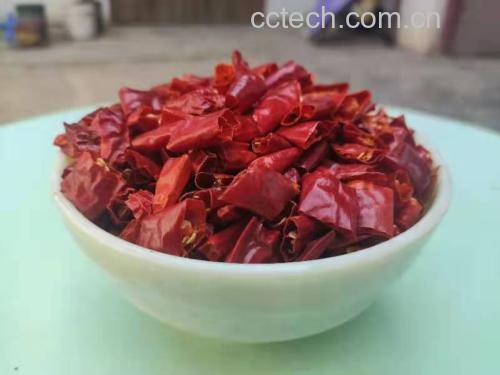 干辣椒段正在醋水中浸泡,背景为玻璃碗和调味品 干辣椒在醋水中浸泡过程