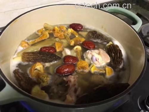 姬松茸炖鸡汤成品图