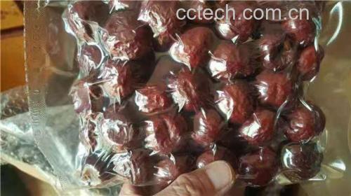 炸脆枣成品呈现金黄色,表面酥脆,内部果肉清晰可见 炸脆枣成品特写图