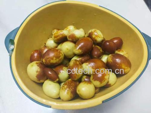 生活化场景图:展示新疆脆枣日常食用方式,突出‘健康监测工具+协同食材+科学计量’三大要素,强化实用属性 新疆脆枣食用场景图:玻璃罐装脆枣配木质量勺,旁边摆放血压计、香蕉、猕猴桃切片,桌面铺有手绘血管结构简图
