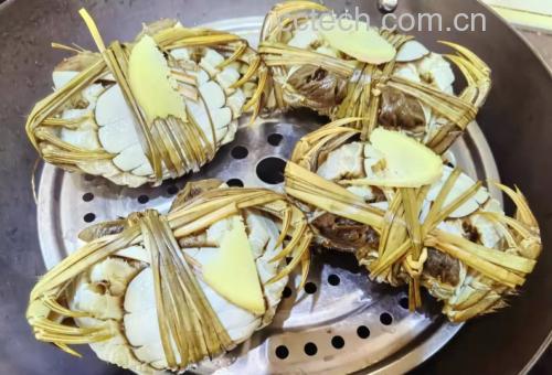 清蒸后的冷冻母梭子蟹摆盘图,金黄蟹黄诱人食欲 冷冻母梭子蟹清蒸成品图