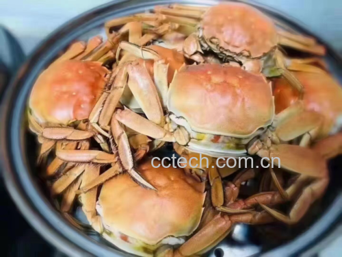 几只满黄梭子蟹正在蒸锅中蒸煮,蒸汽缭绕,散发出诱人香气 蒸锅中的满黄梭子蟹