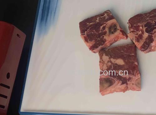 黑胡椒牛排成品图,表面撒有现磨黑胡椒,色泽诱人 黑胡椒牛排成品图