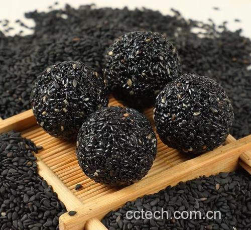 黑芝麻球与燕麦粥、水果一同摆放在餐盘中,背景为阳光洒落的餐桌 黑芝麻球搭配早餐