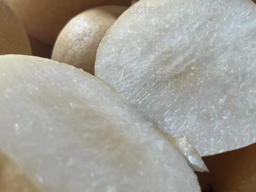 雪梨切片与清水搭配的健康水果图