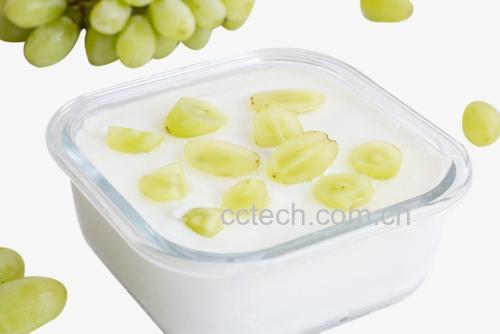 一台透明盖搅拌机正在运转,内部可见黄桃果肉与酸奶融合过程,液体呈现柔滑的橙黄与乳白渐变效果,周围环境整洁现代,体现家庭健康料理场景 搅拌机内正在混合黄桃块与乳白色酸奶,液体呈渐变橙黄色,机器外壁有水珠,背景为厨房台面