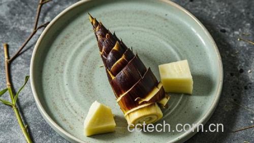 高清俯拍厨房台面,突出脆竹笋片晶莹质感与天然食材本色搭配,无加工调味料入镜,传递‘本味健康’视觉语言 家庭厨房场景:砧板上摆放焯水后的脆竹笋片(玉白色、半透明、边缘微卷),旁边配黑木耳泡发朵、鲜枸杞粒、蒜末与橄榄油,所有食材色泽清亮,体现“少油快烹”健康理念