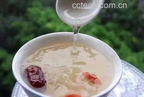 厨师正在用泡发好的椴木银耳制作冰糖银耳羹