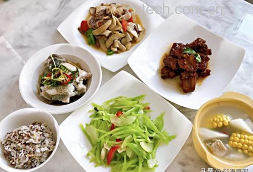 白色餐盘中分区域摆放:左侧为翠绿色清炒荷兰豆,中间为紫菜蛋花汤碗,右侧为蒜蓉炒虾仁,上方标签标注‘低碘+高碘’平衡搭配,背景为木质餐桌与自然光线 荷兰豆与其他食材搭配的营养餐盘示意图