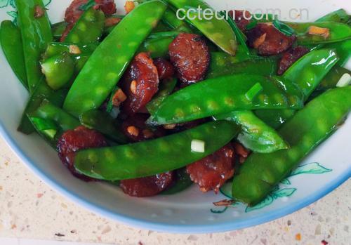 腊肠炒荷兰豆成品特写