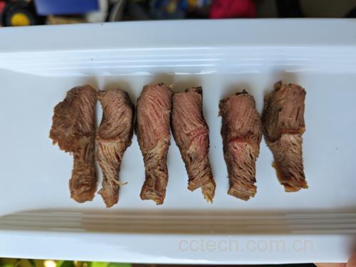 烤盘上的牛肉粒与蒜片一同烘烤 烤盘上的牛肉粒与蒜片一同烘烤