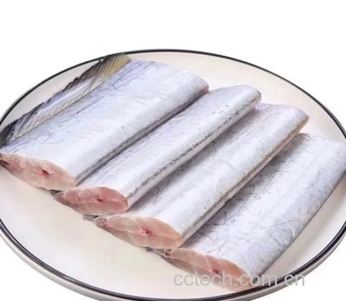 展示新鲜远海梭子蟹与青红椒、姜蒜、干辣椒等配料整齐摆放的食材图 香辣梭子蟹食材摆盘图