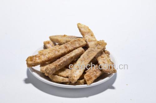 一盘刚炸好的香芋地瓜球摆放在黑色石板上,表面金黄酥脆,部分撒有白色椰蓉,旁边配有小碟炼乳和绿色薄荷叶点缀,背景虚化,灯光聚焦食物 刚炸好的香芋地瓜球装盘展示