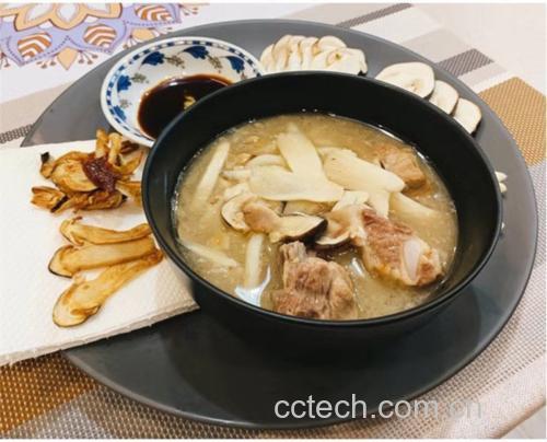 三位食材混合炖煮的过程,展示其自然色泽与质地 山药芡实白扁豆的功效