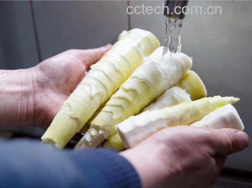一个现代厨房场景,厨师正在将雷竹笋放入沸水中焯烫,锅边放置计时器显示‘09:45’,旁边有标注‘多效唑检测报告’的文件夹和放大镜,突出食品安全主题 一个现代厨房场景,厨师正在将雷竹笋放入沸水中焯烫,锅边放置计时器显示‘09:45’,旁边有标注‘多效唑检测报告’的文件夹和放大镜,突出食品安全主题