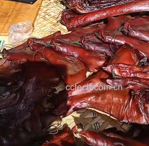 白扁豆炖猪蹄成品图,汤色清亮,猪蹄软糯,白扁豆绵密 炖猪蹄成品图