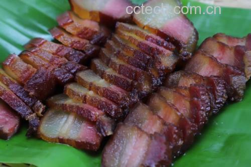 炒香肉末的过程特写图,锅中肉末泛出金黄色边缘 炒香肉末的过程特写图,锅中肉末泛出金黄色边缘